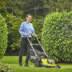 RYOBI PLÆNEKLIPPER AKKU 18V MED BATTERI OG LADER